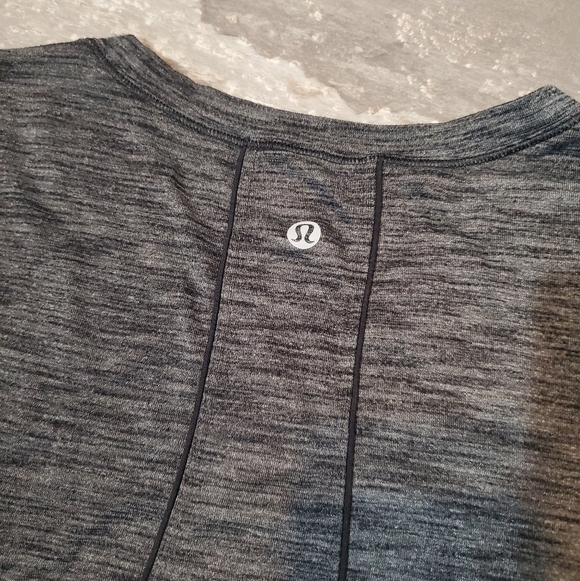 Lululemon Long Distance short sleeve shirt. Dark heathered grey/black. Size 6. - Picture 7 of 9